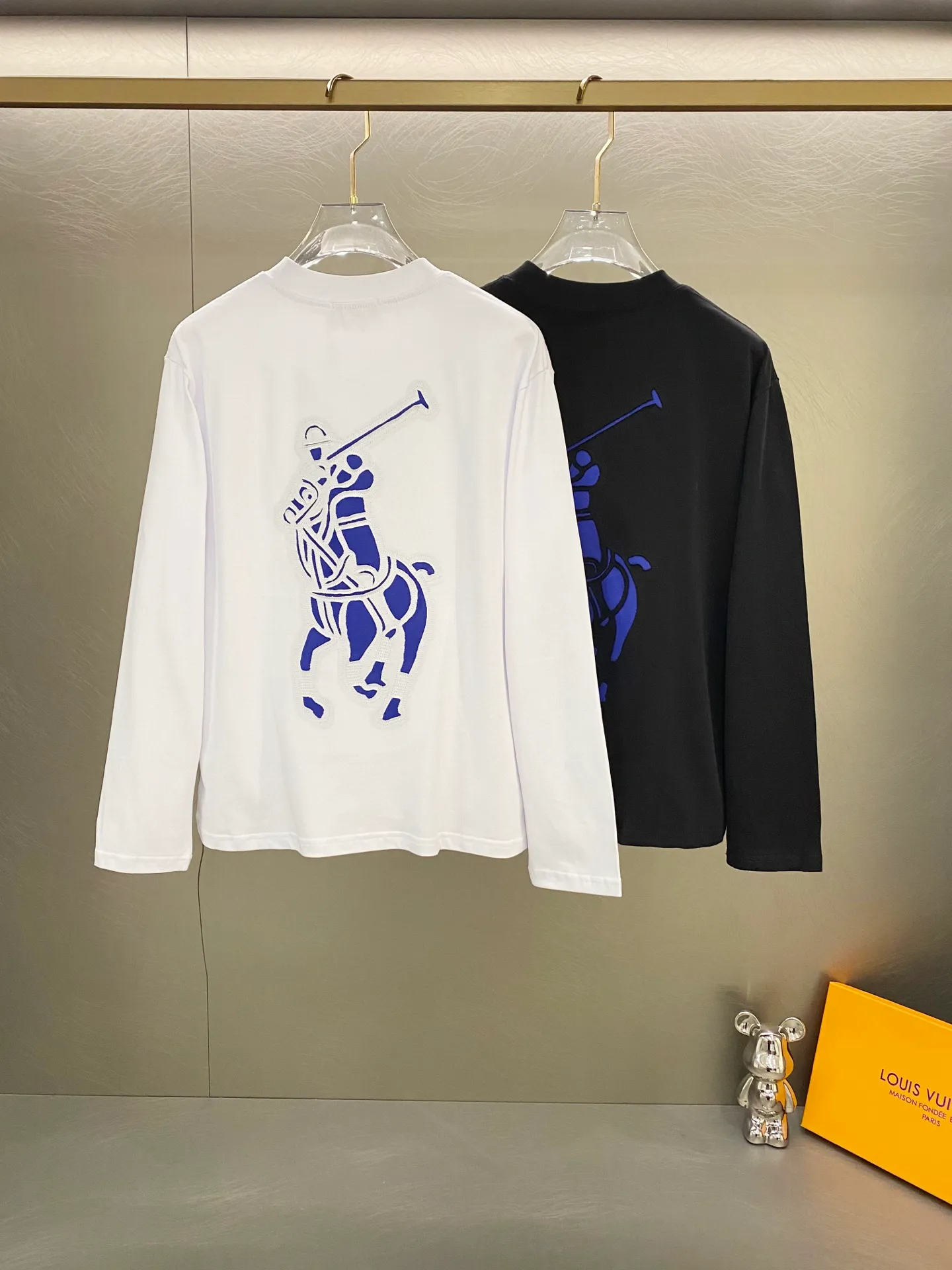 P230 Ralph Lauren new model is on the market 25ss 350G heavy washed frayed high-end embroidered long sleeves with small logo on the front and cut patch embroidery on the back for couples. A high-end simple style that you will never get tired of. Pocket patch embroidery simple style, high-end temperament wear, perfect detail processing 💯 The classic logo logo on the upper body is super good-looking. Fabric: 300g Version: Loose T-shirt Color: Black White